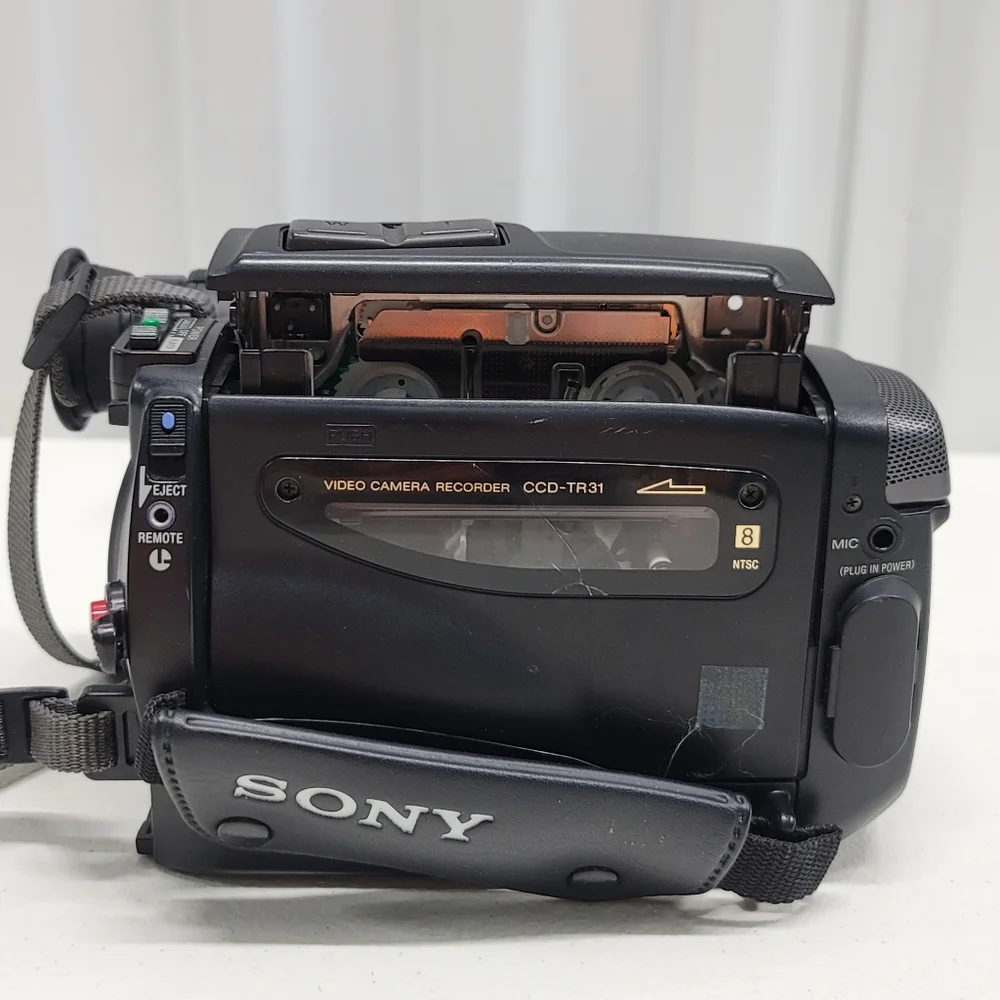 Sony Handycam CCD-TR31 8mm Video 8 Camcorder *For Parts Or Repair!*
